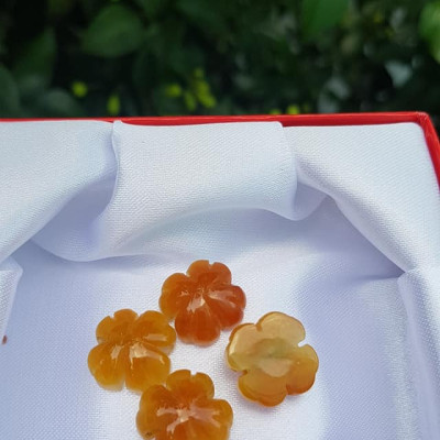 Mặt Bông Hoa cỏ 4 lá màu vàng cam nữ phối vòng tay,làm mặt nhẫn Chất liệu đá cẩm thạch size hạt 14mm x dầy 6mm Nữ về phối với vòng tay của mình đeo hay làm mặt nhẫn mặt dây chuyền đeo xinh ạ