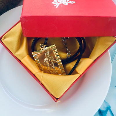 Set Mặt Dây Chuyền Mạ Vàng 18K Đúc Hình Quan Công, Kèm dây đeo da và hộp đựng trang sức.