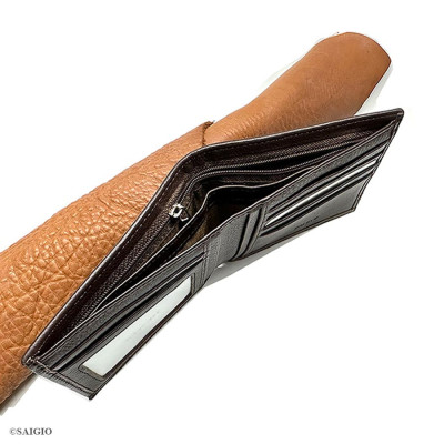 Ví Da Nam Mềm Mại SINGLE LINE, Size Lớn, Da Bò Tự Nhiên 100%, Thiết Kế Nhiều Ngăn Để Giấy Tờ Tiện Dụng, Đơn Giản - Mỏng Nhẹ, Dáng Ngang - Gập 2, Ngăn Đựng Tiền Có Khóa Kéo - Hàng Chính Hãng SAIGIO