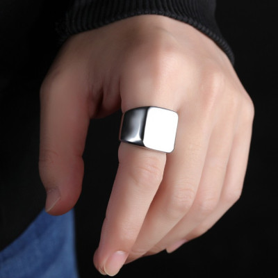 Nhẫn Nam Mặt Vuông Chất Liệu Thép Titan Không Đen Không Dị Ứng TT 1155