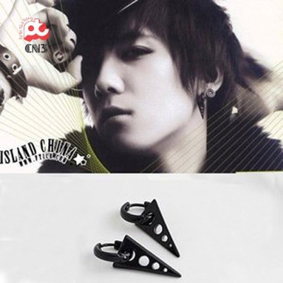 Khuyên nam tam giác lỗ tròn nam tính