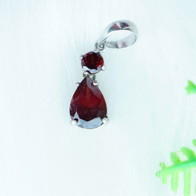 Mặt dây chuyền bạc 925 đính đá Garnet ngọc hồng lựu tự nhiên kiểu giọt nước MG12