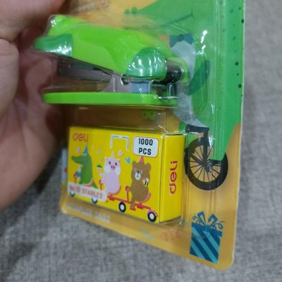 Bộ Bấm Kim + Kim 10 - Deli 0452 - Mẫu 1 - Xanh Lá