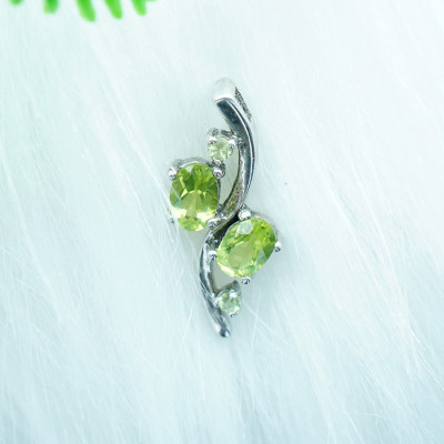 Mặt dây chuyền đá Peridot xanh lá tự nhiên 2cm