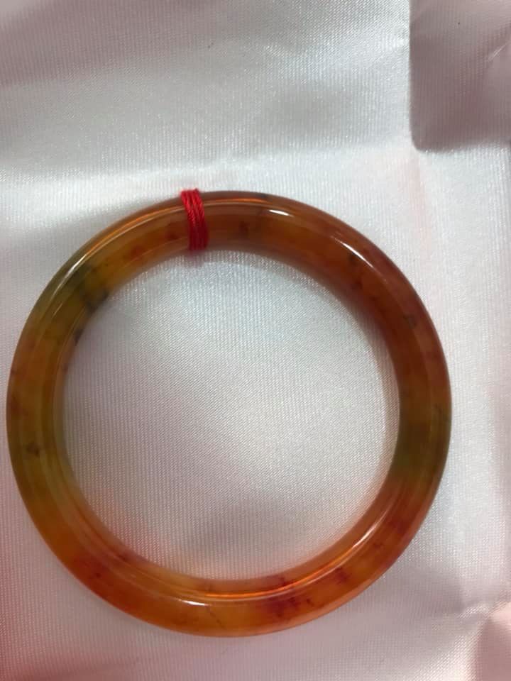 Vòng tay đá cẩm thạch tứ quý bóng đẹp 50mm màu cam vàng chanh bông đỏ đỏ rất xinh Size vòng 50mm x dầy 8mm Vòng đẹp lạ xinh nữ 50kg-55kg ạ