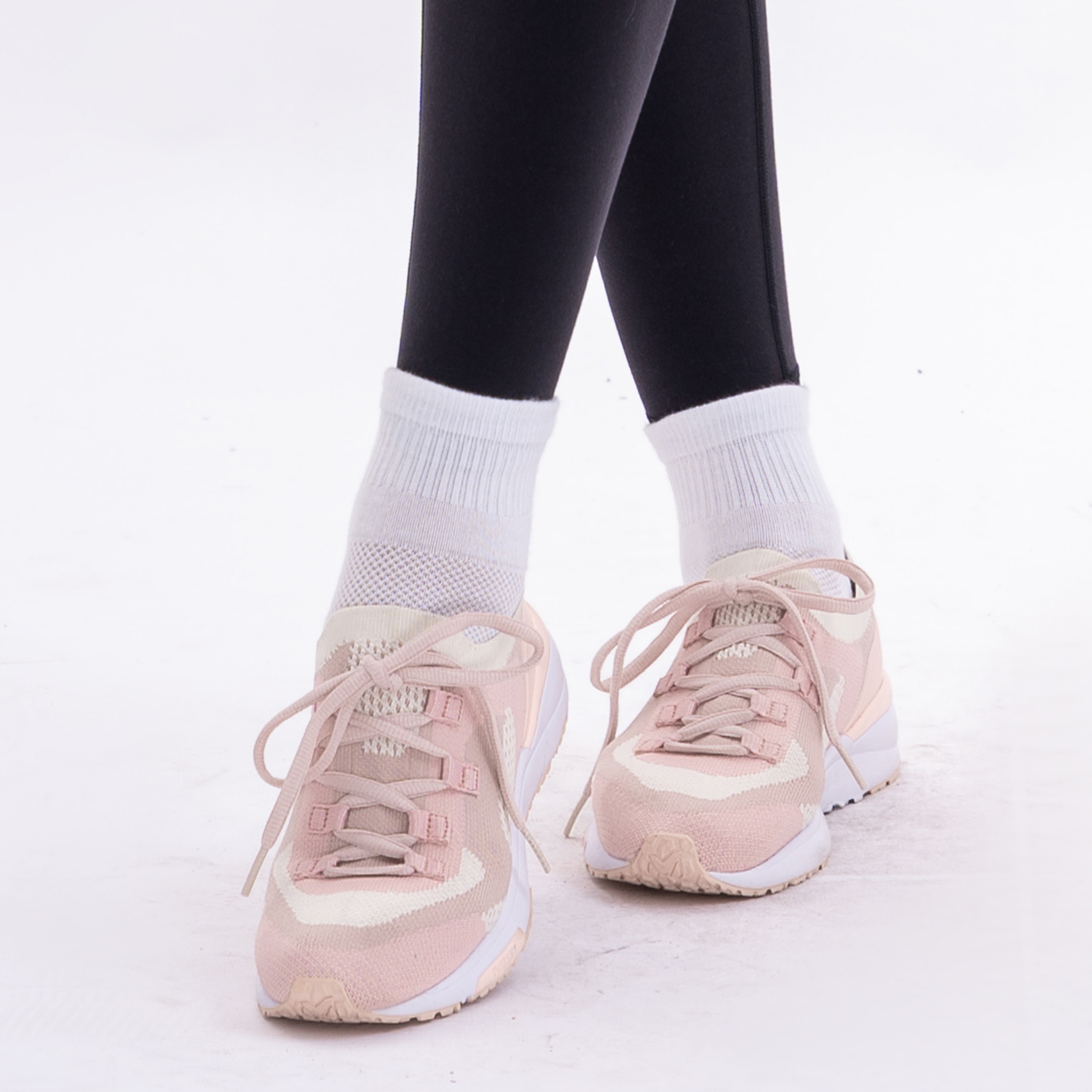 Tất thể thao cổ ngắn Hibi Sports A011 Cotton chống hôi chân, loại có đệm và bo ôm chân chống trượt.