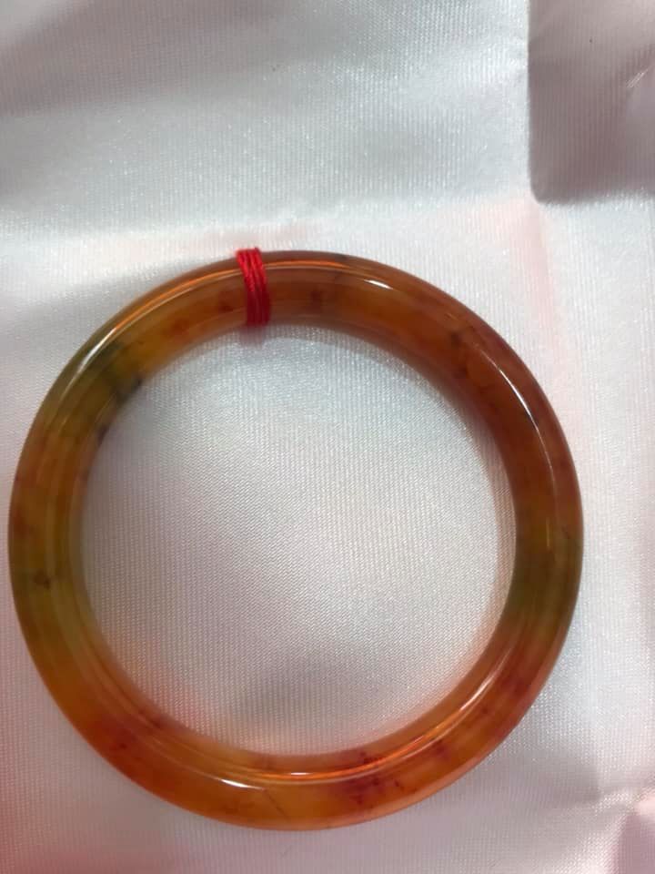 Vòng tay đá cẩm thạch tứ quý bóng đẹp 50mm màu cam vàng chanh bông đỏ đỏ rất xinh Size vòng 50mm x dầy 8mm Vòng đẹp lạ xinh nữ 50kg-55kg ạ