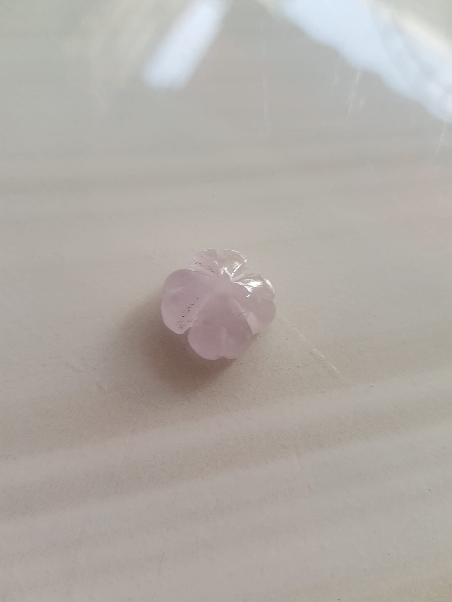 Trang sức phối vòng tay Bông Hoa Cỏ 4 Lá Màu TRẮNG BÓNG TÍM NHẸ đẹp Size bông 14mm x 6mm x lỗ đk 2mm Nữ phối với Vòng đeo tay, làm mặt dây chuyền, mặt nhẫn đeo ạ