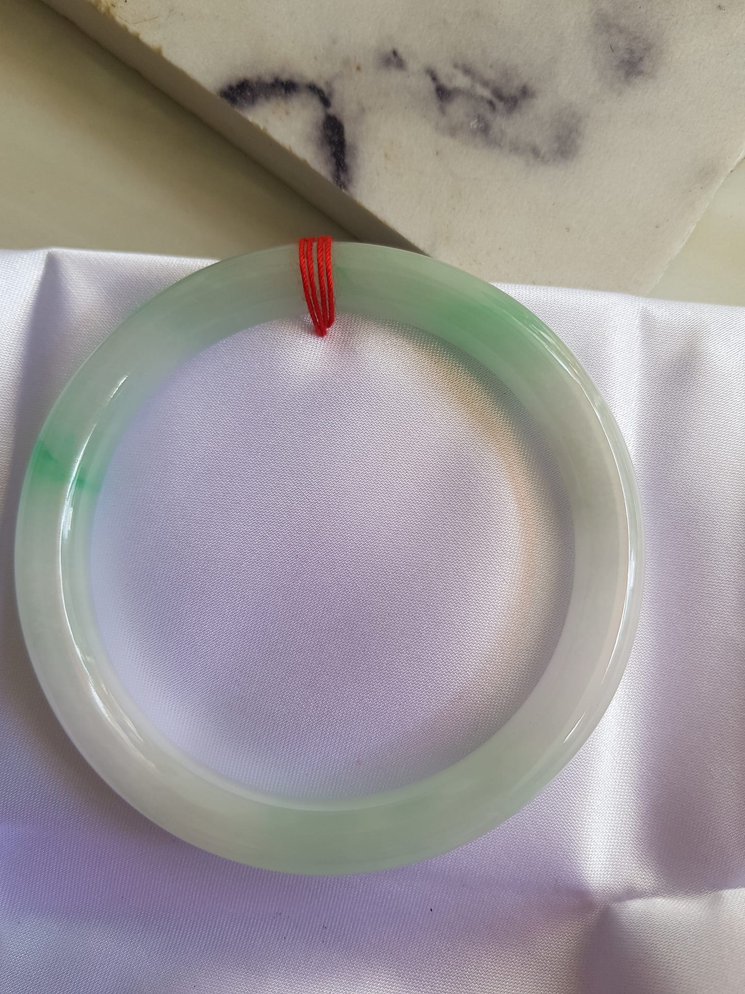 Vòng ĐÁ CẨM THẠCH TỰ NHIÊN TR Lý SAO 58 Size vòng 58mm x Dầy 8mm màu Trắng Bóng xanh lý nhẹ Đẹp sang Nữ mệnh Kim mệnh Thủy 56kg - 68kg đeo ạ
