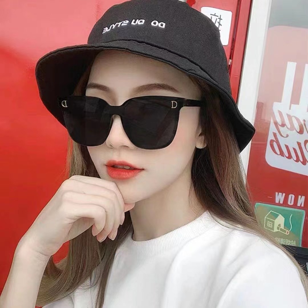 Kính râm đen gọng to , kính mát nam nữ , chống tia UV , chống bụi ,phong cách thời trang Hàn Quốc , hiện đại , trẻ trung , sôi động và cá tính , kèm hộp đựng sang trọng