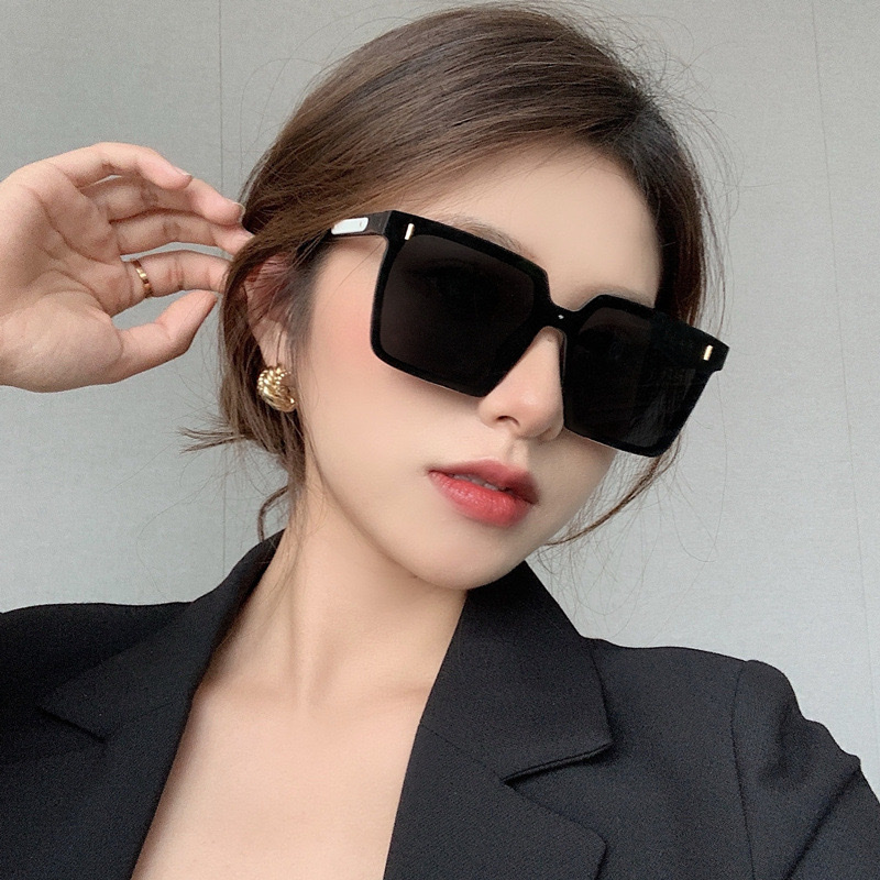 Kính râm đen gọng to , kính mát nam nữ , chống tia UV , chống bụi ,thiết kế tinh xảo , phong cách thời trang Hàn Quốc bảo vệ đôi mắt thân yêu của bạn , kèm hộp đựng sang trọng