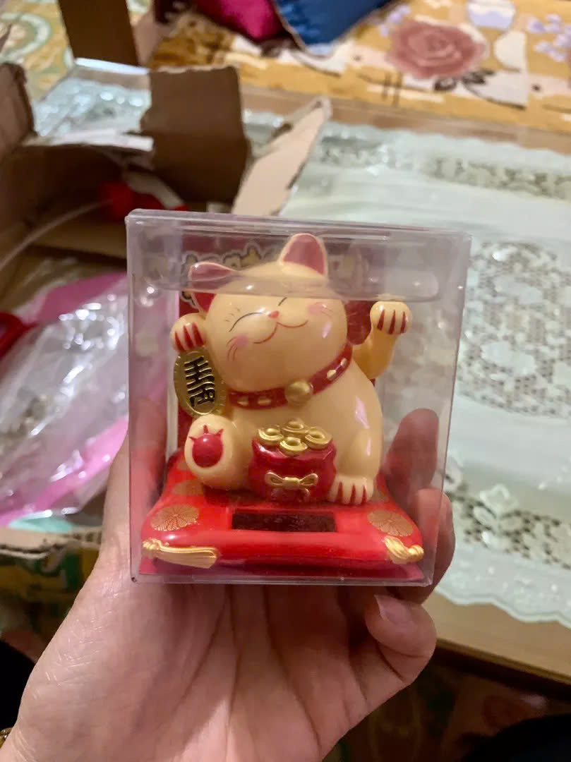Mèo Thần Tài Maneki Neko vẫy tay chiêu tài lộc 8cm bằng Nhựa - mẫu giao ngẫu nhiên
