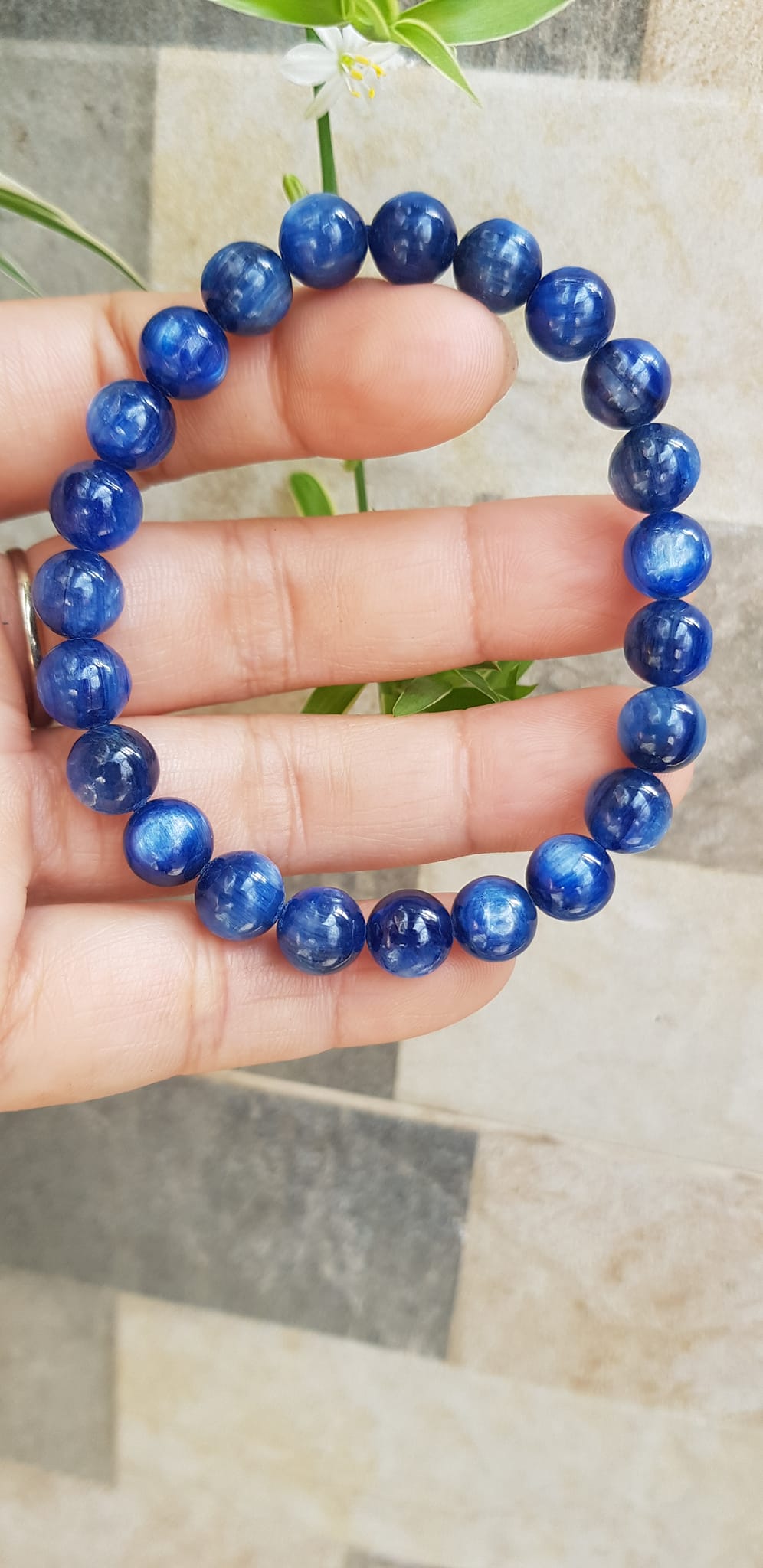 Vòng tay nữ đá kyanite tự nhiên hay đá Sapphire nước xanh dương Đậm bóng đẹp 8mm đẹp sang tốt sức khỏe , mang lại may mắn, tài lộc nữ mệnh Thủy mệnh Mộc đeo ạ