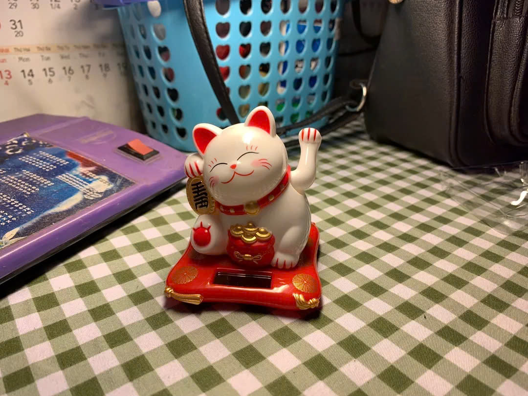 Mèo Thần Tài Maneki Neko vẫy tay chiêu tài lộc 8cm bằng Nhựa - mẫu giao ngẫu nhiên