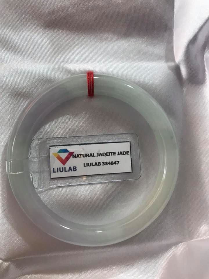 VÒNG CẨM THẠCH TỰ NHIÊN TRẮNG TÍM SỊN 50mm x Dầy 8mm KÈM GIẤY KIỂM ĐỊNH LIULAB 334847 MÀU TRẮNG LAM TÍM NHẸ 1 BÊN ĐIỂM XANH NHẸ ĐẸP LẮM NỮ 50Kg - 55kg ĐEO ĐẸP Ạ