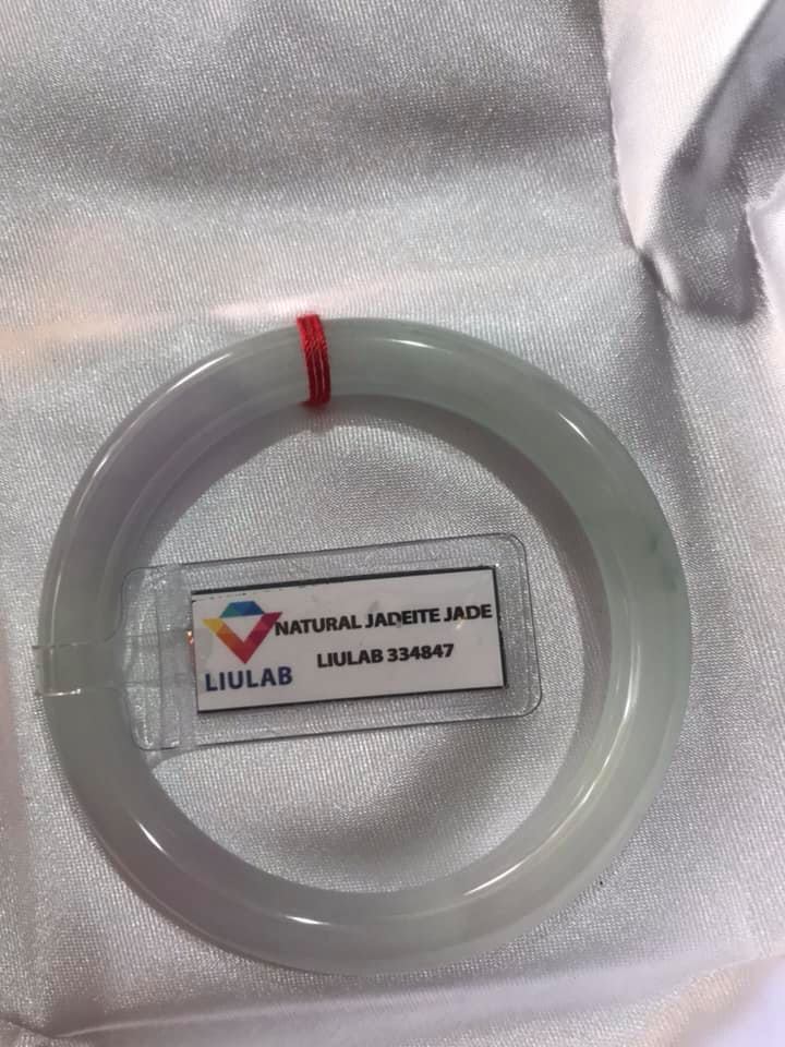 VÒNG CẨM THẠCH TỰ NHIÊN TRẮNG TÍM SỊN 50mm x Dầy 8mm KÈM GIẤY KIỂM ĐỊNH LIULAB 334847 MÀU TRẮNG LAM TÍM NHẸ 1 BÊN ĐIỂM XANH NHẸ ĐẸP LẮM NỮ 50Kg - 55kg ĐEO ĐẸP Ạ