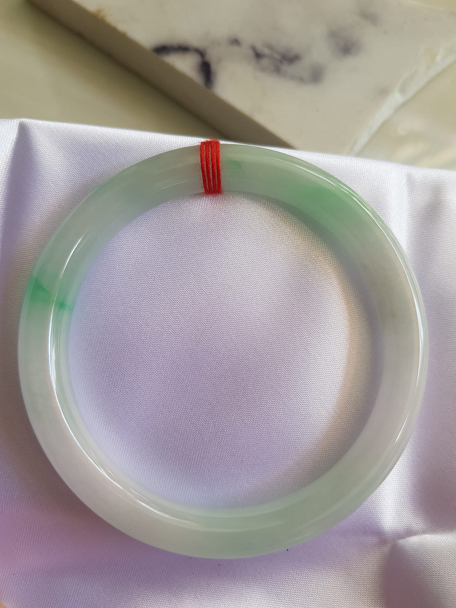 Vòng ĐÁ CẨM THẠCH TỰ NHIÊN TR Lý SAO 58 Size vòng 58mm x Dầy 8mm màu Trắng Bóng xanh lý nhẹ Đẹp sang Nữ mệnh Kim mệnh Thủy 56kg - 68kg đeo ạ