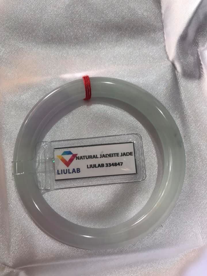 VÒNG CẨM THẠCH TỰ NHIÊN TRẮNG TÍM SỊN 50mm x Dầy 8mm KÈM GIẤY KIỂM ĐỊNH LIULAB 334847 MÀU TRẮNG LAM TÍM NHẸ 1 BÊN ĐIỂM XANH NHẸ ĐẸP LẮM NỮ 50Kg - 55kg ĐEO ĐẸP Ạ