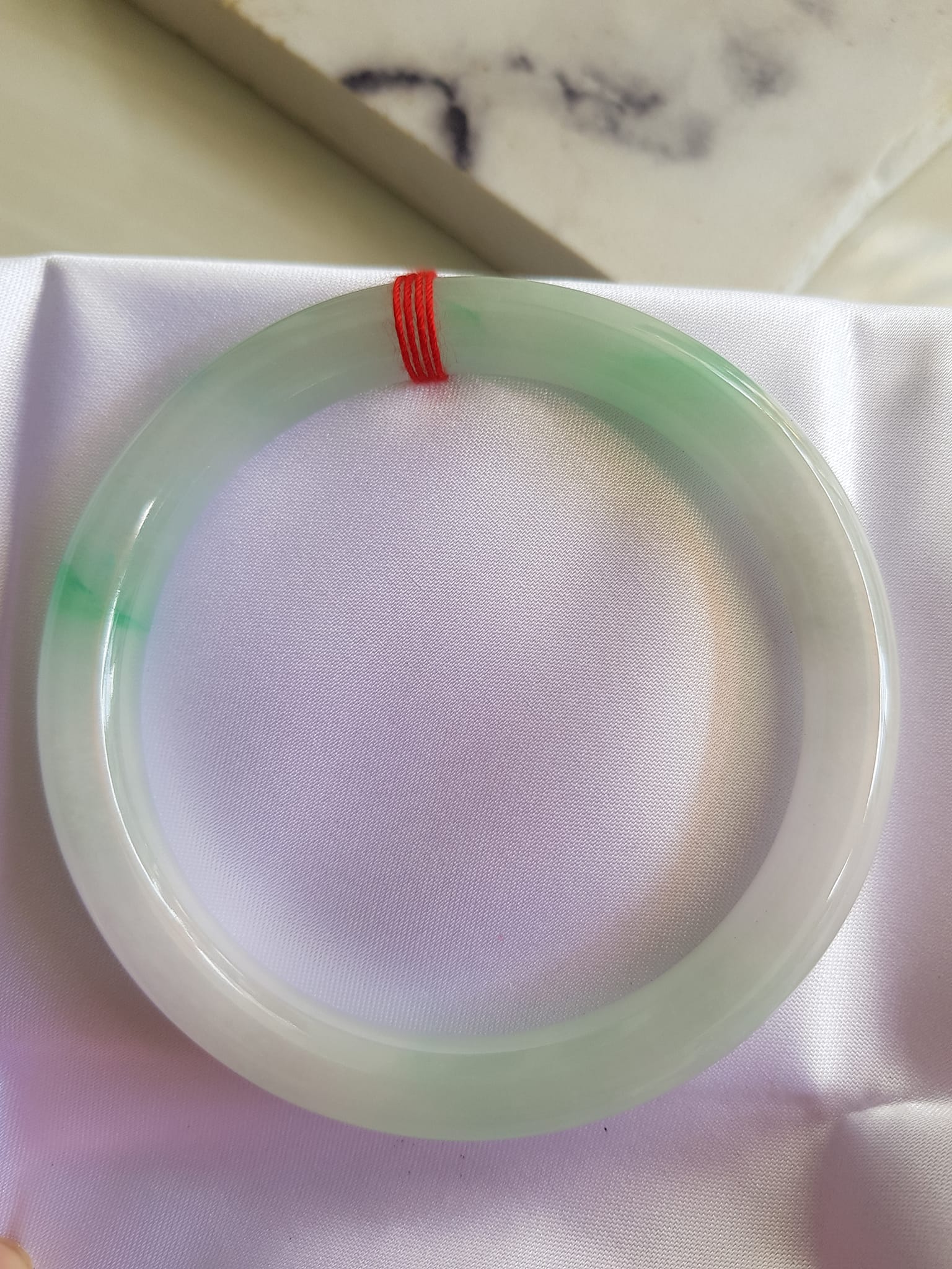 Vòng ĐÁ CẨM THẠCH TỰ NHIÊN TR Lý SAO 58 Size vòng 58mm x Dầy 8mm màu Trắng Bóng xanh lý nhẹ Đẹp sang Nữ mệnh Kim mệnh Thủy 56kg - 68kg đeo ạ