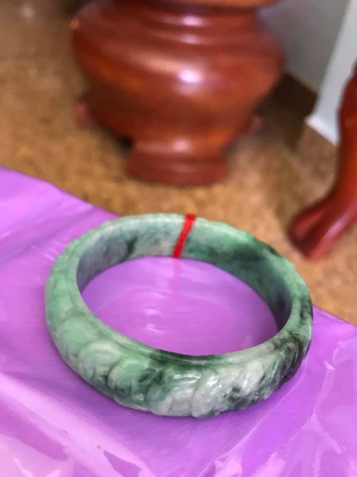 VÒNG TAY ĐÁ CẨM THẠCH TỰ NHIÊN BẢN HẸ TIỀN NGỌC 51MM TRẠM DÃY TIỀN MAY MẮN MÀU XANH NGỌC NHẸ LÊN ĐẬM DẦN ĐẸP Kích thước 51mmx độ dầy 6,5mm x Cao 14mm NỮ 48KG - 55KG ĐEO Ạ