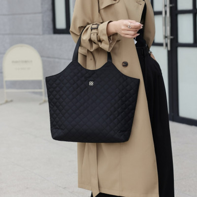 Túi xách to công sở , kiểu dáng sang trọng  , có nút đính kim loại , có thể kẹp nách hoặc đeo vai , đựng được nhiều đồ cá nhân , mỹ  phẩm vô cùng tiện lợi 