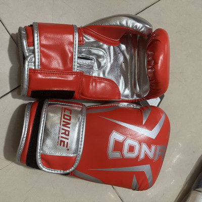 Găng tay đấm bốc -Boxing Conrie KB351, đệm lót mút xốp EVA loại đặc, tính thẩm mỹ và độ đàn hồi tốt,  khóa dính ở cổ tay chắc chắn thuận tiện cho người sử dụng