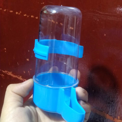 1 bình nước BN1 dành cho chim, vẹt uống nước (rất tiện lợi, màu ngẫu nhiên theo kho của shop)