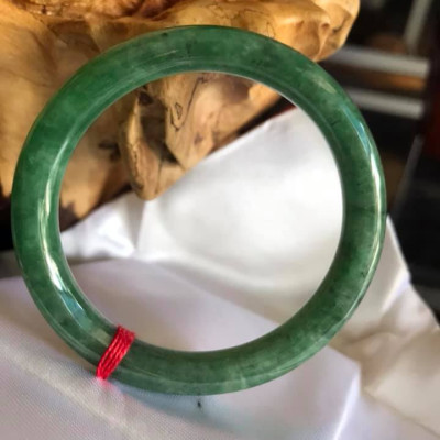 CHIẾC VÒNG CẨM THẠCH TỰ NHIÊN  ĐẬU LÝ NI 48 NỮ 40KG ĐẾN 50KG MÀU XANH ĐẬM ĐÁ CẨM THẠCH TỰ NHIÊN