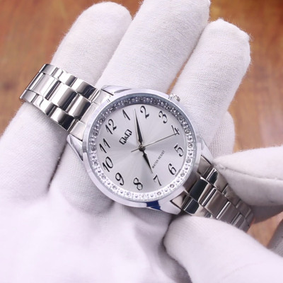 Đồng Hồ Đeo Tay Nữ Chính Hãng Q&Q - QC07J204Y - Thiết Kế Mặt Tròn Đính Đá