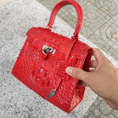 Túi xách da cá sấu có sử dụng khóa chìa!