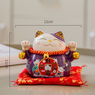 Mèo thần tài lục lạc , may mắn thu hút tài lộc , có khe để tiền , kèm đệm lót xinh xắn  ,thu hút khách hàng , mang vận khí tốt lành , công việc kinh doanh thuận lợi  vạn sự hanh thông  xua tan vận đen ,đem nhiều may mắn đến cho gia chủ 