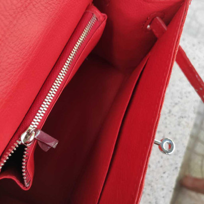 Túi xách da cá sấu có sử dụng khóa chìa!