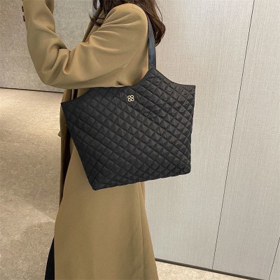 Túi xách to văn phòng  , kiểu dáng thanh lịch   , có nút đính kim loại , có thể kẹp nách hoặc đeo vai , đựng được nhiều đồ cá nhân , mỹ  phẩm vô cùng tiện lợi 