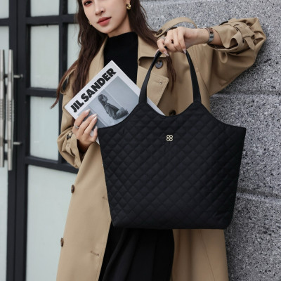 Túi xách to công sở , kiểu dáng sang trọng  , có nút đính kim loại , có thể kẹp nách hoặc đeo vai , đựng được nhiều đồ cá nhân , mỹ  phẩm vô cùng tiện lợi 