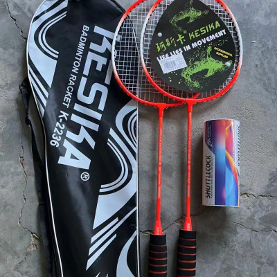 Set 2 vợt  đánh cầu lông hợp kim nhôm kèm túi , tặng 3 quả cầu ,khung và cán được làm bằng chất liệu cao cấp siêu bền , tay cầm bằng gỗ lót bên ngoài nệm mút ,giúp cầm nắm vợt được chắc chắn