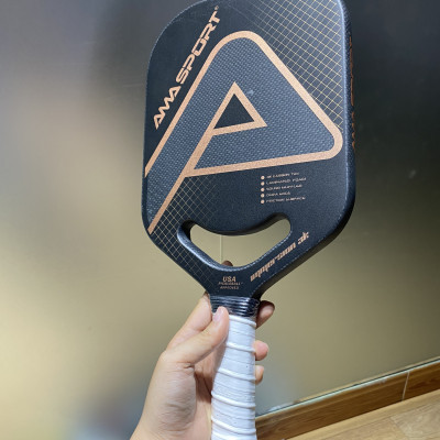 Bộ vợt pickleball AMA SPORT PP002 (gồm 1 vợt,2 bóng, cuốn cán,cuốn viền,túi da) bề mặt sợi carbon 3k dày 18mm cao cấp, diện tích mặt vợt rộng hơn so với các vợt thông thường.