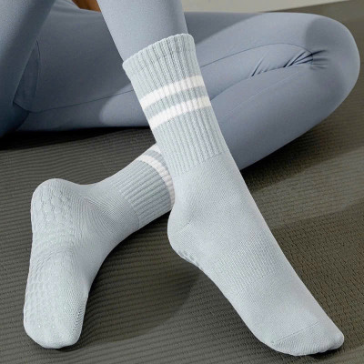 Tất / Vớ Chân Cao Cổ Nữ 16,9K Freesize Tập Yoga Pilates Len Co Giãn Đính Hạt Silicon Chống Trơn Trượt (Cao Cổ Kẻ Sọc)