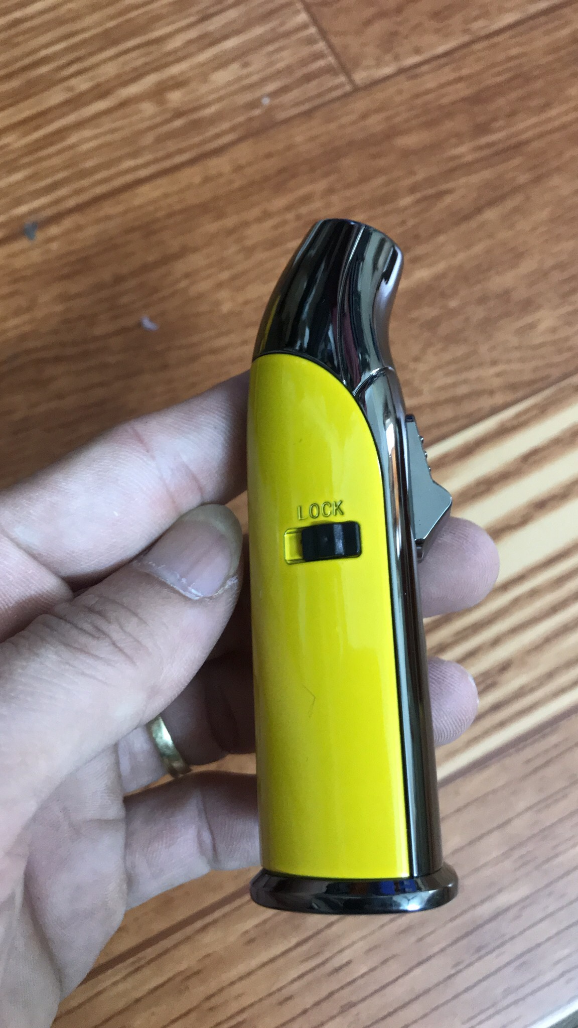 Vỏ Hột Quẹt Bật Lửa Gas COB-988 Khò 1 Tia Mạnh Mẽ Kèm Đục Tiện Lợi - Màu Vàng (KHÔNG SẴN GAS)