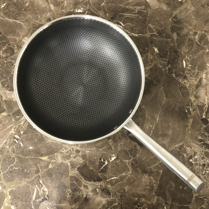 Chảo sâu lòng sử dụng công nghệ phủ chống dính là khoan khắc bề mặt inox 304 cao cấp DSP - Có 2 kích thước 32cm và 34cm - HÀNG NHẬP KHẨU