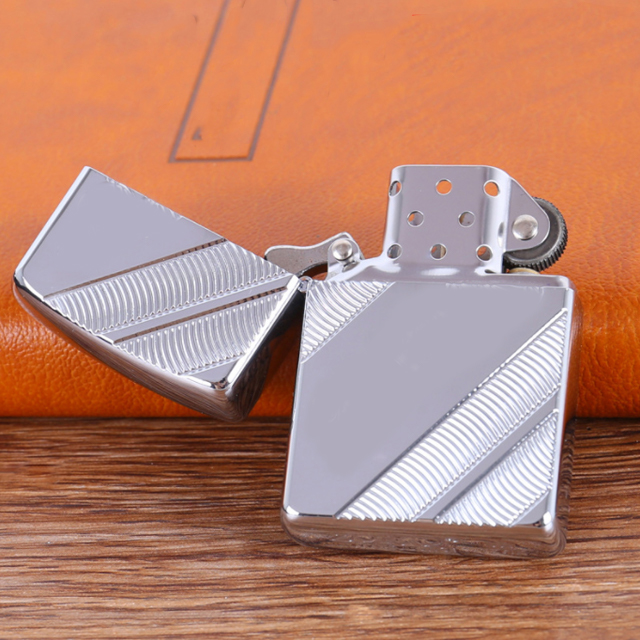 Vỏ Hột Quẹt Bật Lửa Hộp Quẹt Xăng Đá Zorro Z8775B Họa Tiết Logo Chéo Dùng Xăng Bấc Đá Cao Cấp - Nhiều Màu