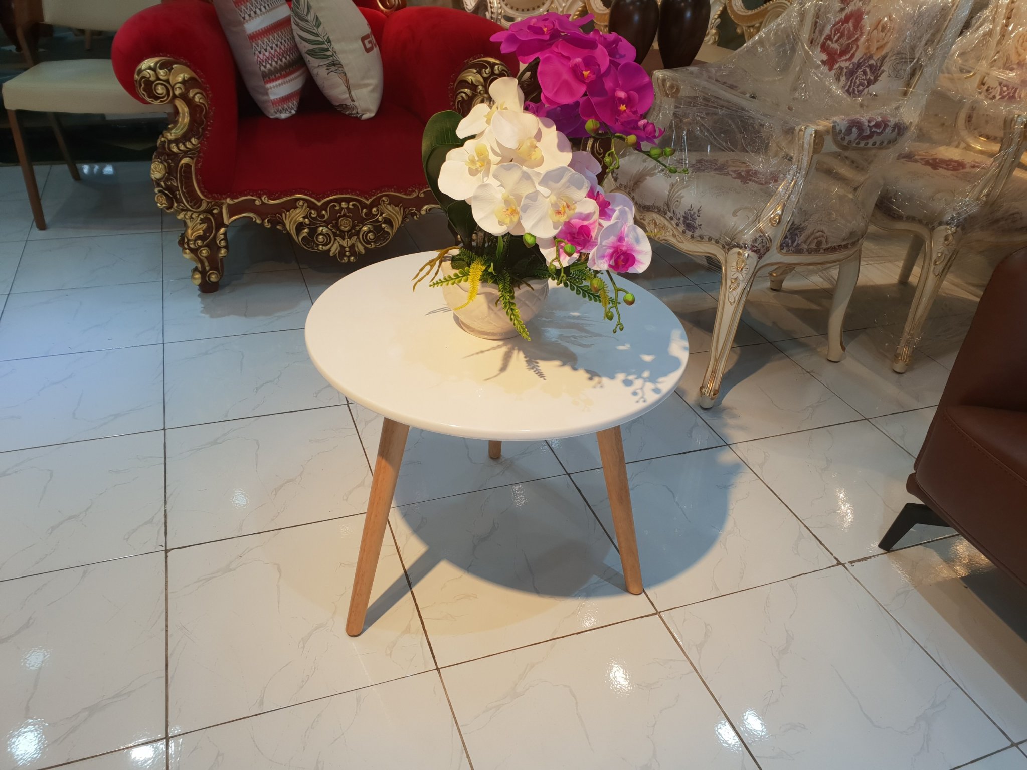 Bàn sofa tròn trắng - Đường kính 60cm - Chân gỗ tự nhiên