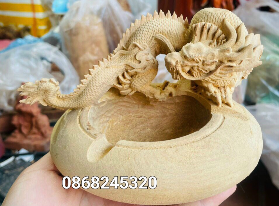 Gạt tàn khắc rồng bằng gỗ bách xanh thơm nức kt 15×10×9cm
