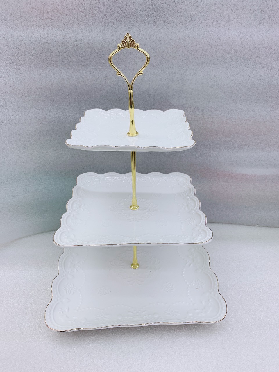 KHAY SỨ ĐỰNG BÁNH KẸO HOA QUẢ 3 TẦNG TRẮNG HOA DẬP NỔI - ANTH618