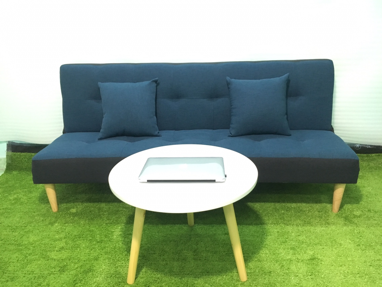 Ghế sofa bed, sofa giường xanh viền đen bố và bàn tròn GvsB