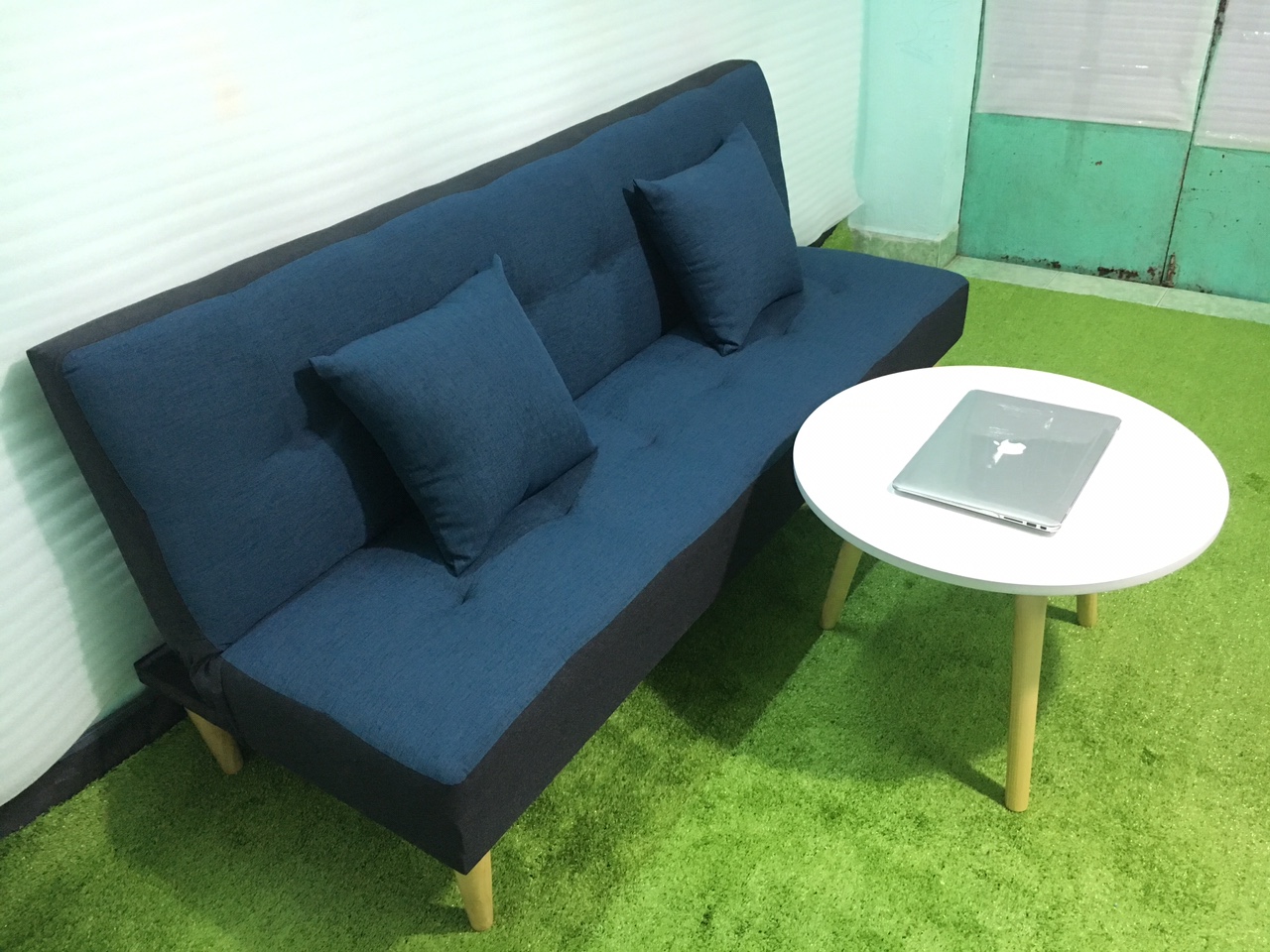 Ghế sofa bed, sofa giường xanh viền đen bố và bàn tròn GvsB
