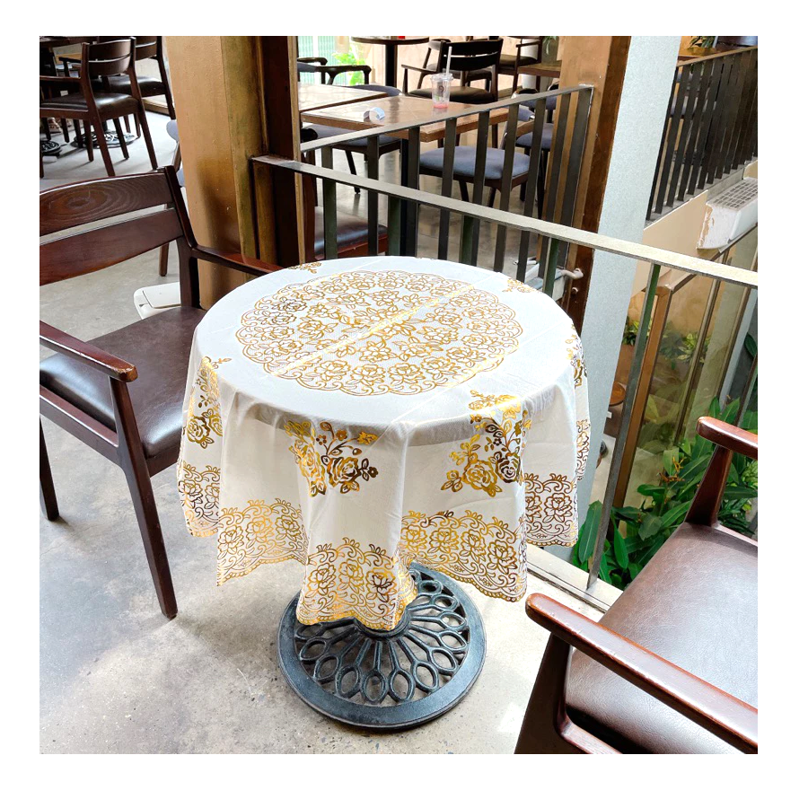 (Tặng 1 lót phần ăn 30x45 cm) Khăn Trải Bàn WLG.751 tròn, đường kính 180 cm, hoa văn phủ nhũ vàng, nhựa PVC dẻo, không thấm nước