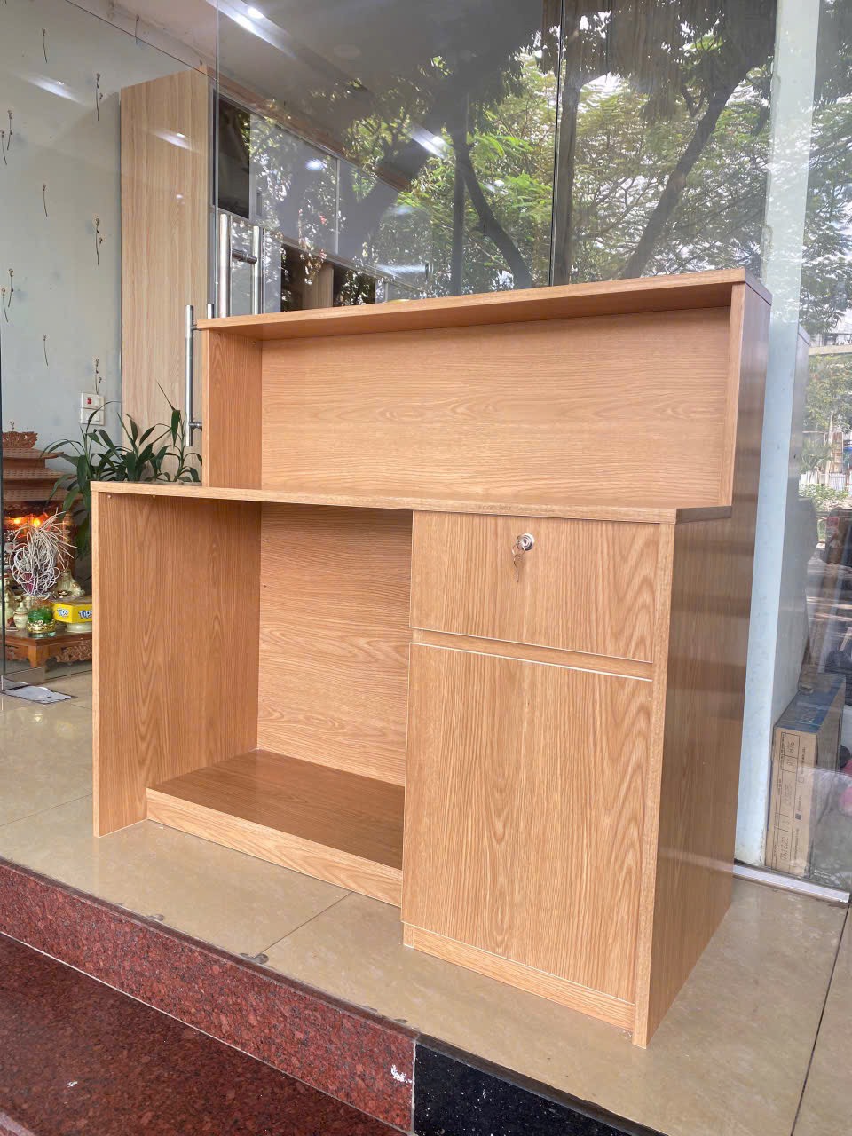 Quầy thu ngân, quầy tính tiền, quầy chống nước, chống cong vênh và ngăn bám bụi Juno Sofa Ngang 1m x cao 1m2.
