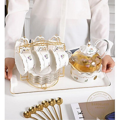 BỘ BÌNH THỦY TINH PHA TRÀ HOA KÈM ĐẾ CHÂM NẾN, 6 CỐC, KHAY ĐĨA SỨ XƯƠNG CAO CẤP VÀ GIÁ TREO KIM LOẠI MẠ VÀNG - ANTH685 ( GIAO HOA VĂN NGẪU NHIÊN )