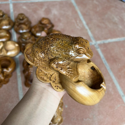 Gạt tàn điêu khắc con cóc  bằng gỗ bách xanh thơm nức kt 15×10×7cm