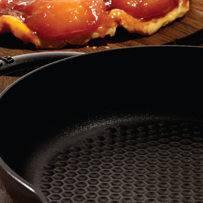 Nồi Tròn Staub Có Nắp Kính 24cm – Màu Đen